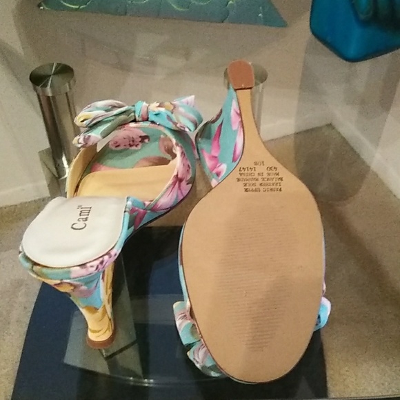 Beautiful Floral Print Sandal - Picture 4 of 4